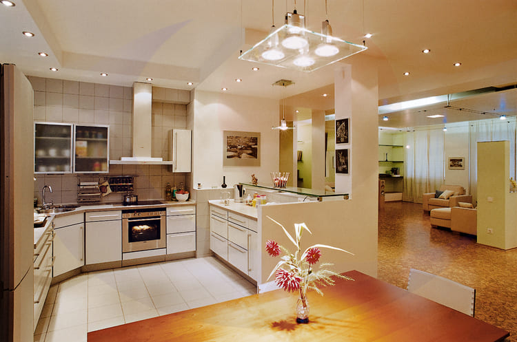 Визуальное зонирование пространства кухни можно организовать, используя освещение