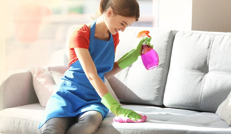 Каким средством почистить диван от запаха